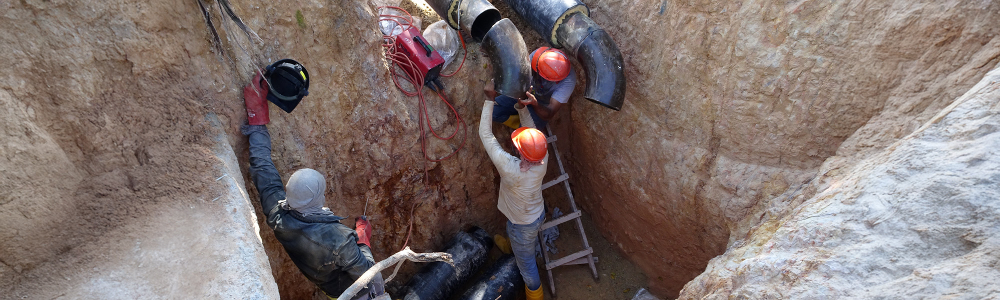Construction workers risky their lives working inside deep trenches